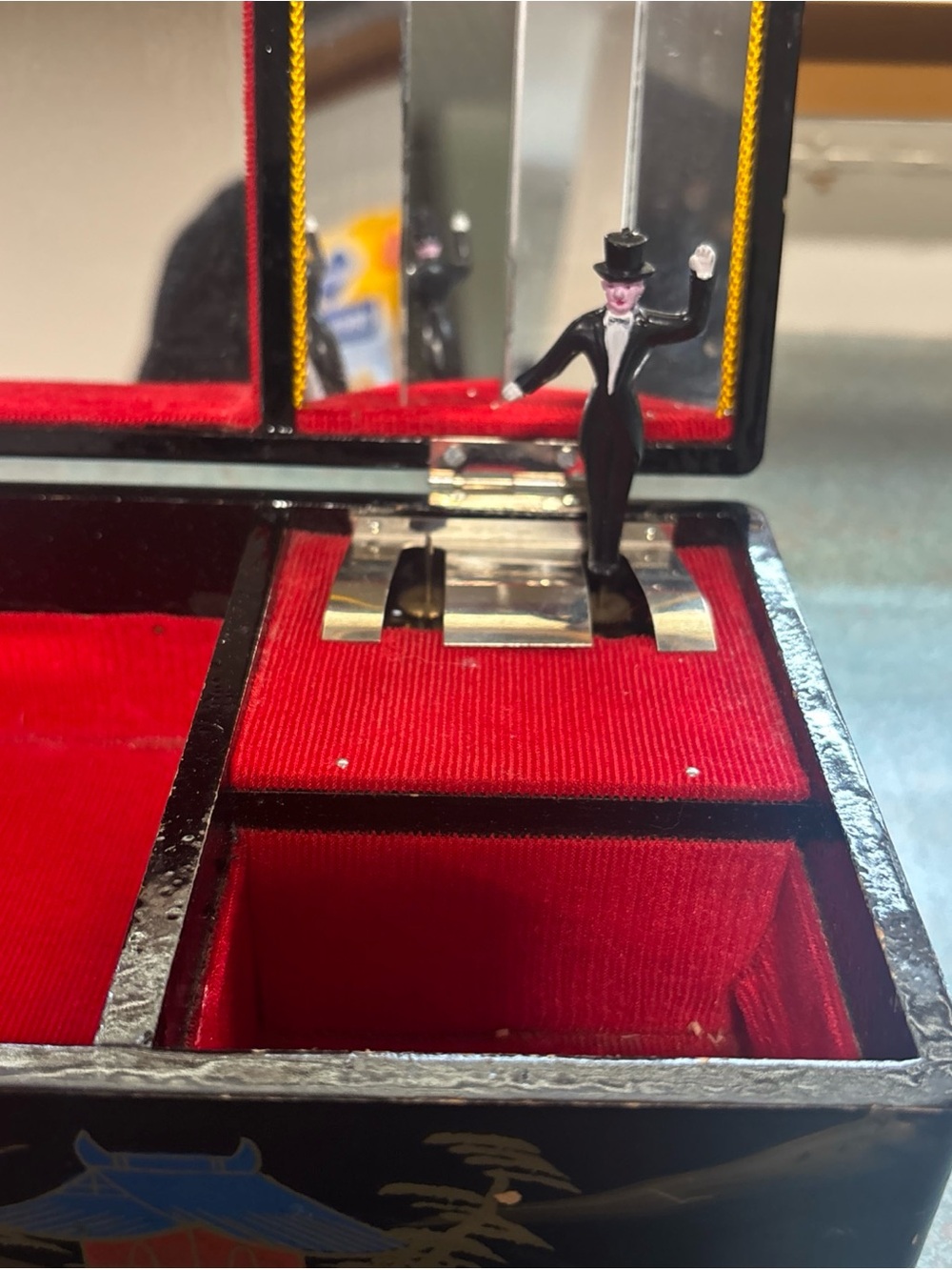 Black Lacquered Japanese Scenic Jewelry Box with Gold & Red Detail - Picture 5 of 16